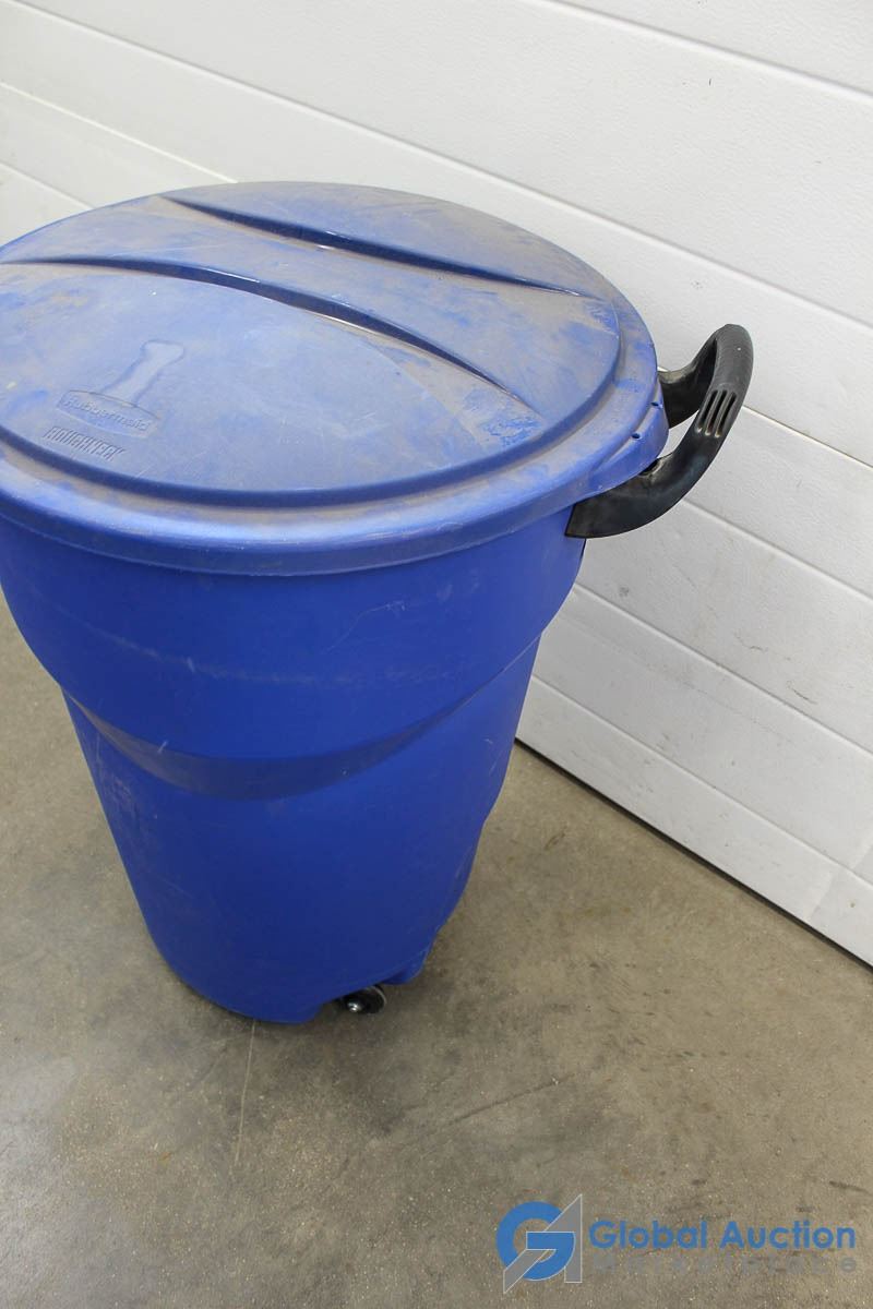 **Rubbermaid Roughneck 32 Gallon Wheeled Recycling Bin w/Lid