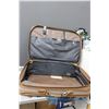 Image 7 : **(3) Vintage Suitcases