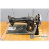 Image 8 : **Vintage Singer Sewing Machine