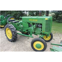 JOHN DEERE M TRACTOR (RUNNING)