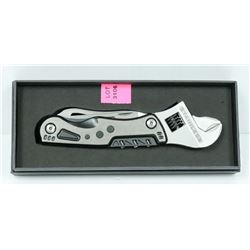 ST. STEEL WRENCH MULTI-TOOL W/ LED LIGHT
