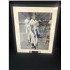 Image 1 : WILLIE MAYS SIGNED AND FRAMED 16 X 20 BLACK AND WHITE PHOTO