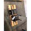 Image 1 : TWO V BLOCKS