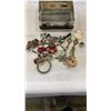 Image 2 : 3 TRAYS OF RHINESTONE AND GOLD TONE JEWELLERY