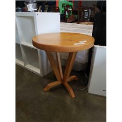 ROUND MAPLE ENDTABLE