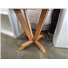Image 3 : ROUND MAPLE ENDTABLE