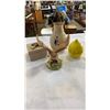 Image 10 : SHELF LOT OF COLLECTABLES AND GLASSWARE