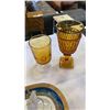 Image 2 : SHELF LOT OF COLLECTABLES AND GLASSWARE
