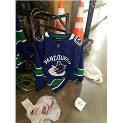 PRO AUTHENTIC W/ FIGHT STRAP VANCOUVER CANUCKS JERSEY $200 SIZE 52