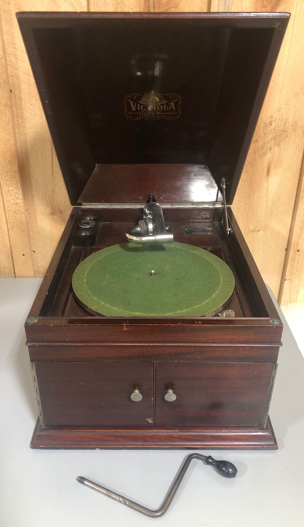 ANTIQUE VICTROLA RECORD PLAYER Kidd Family Auctions