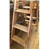 Image 3 : NORTHERN ELECTRIC HEAVY DUTY WOOD STEP LADDER