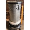 Image 2 : MCLARY'S NO 880 ANTIQUE KEROSENE HEATER