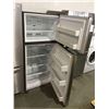 Image 2 : Frigidaire Top Mount Refrigerator - Model: FFHT1835VS0 