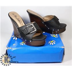 BLACK CLOG PUMPS, SIZE - 7.5