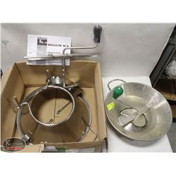 PAIR OF PROFESSIONAL FOOD MILLS