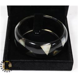 BANGLE BRACELET WITH MOTHER OF PEARL