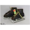 Image 1 : DECOR ONLY 1950'S VINTAGE CHILD'S HOCKEY SKATES