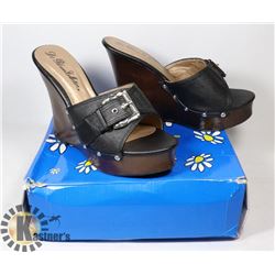 BLACK CLOG PUMPS, SIZE - 7.5