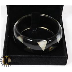 BANGLE BRACELET WITH MOTHER OF PEARL