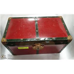 1930'S CHILDS TOY METAL CHEST WITH MINT LINING