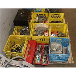 PALLET WITH 6 PLASTIC CRATES AND SEVERAL