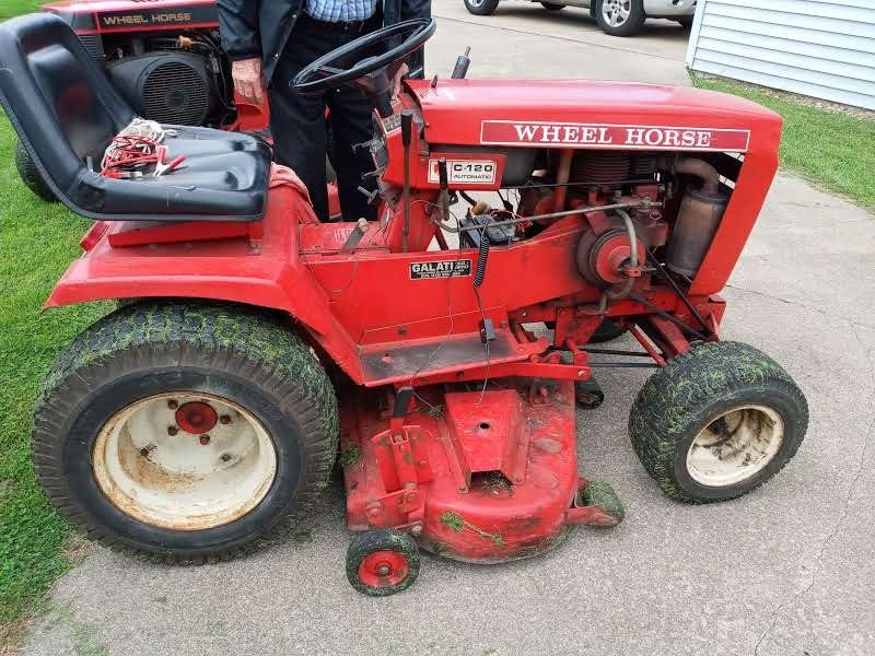 VERY NICE VINTAGE WHEEL HORSE C120 TRACTOR W MOWER DECK