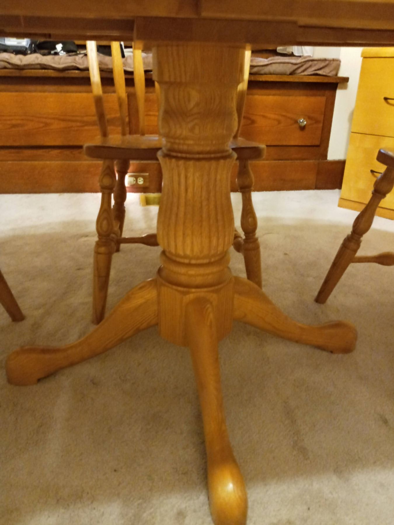 LIKE NEW SOLID OAK AMISH MADE KITCHEN SET W/ WIDE BOARD, AND 4 ARROW
