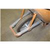 Image 5 : Metal 1 Tire Wheelbarrow w/ Rubber Handles