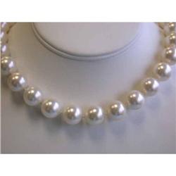 2473 Shell Pearl Necklace with Yellow Gold Clasp