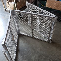 STANDING BABY GATE