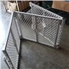 Image 1 : STANDING BABY GATE