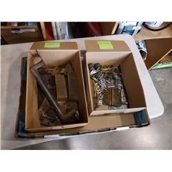 TRAY OF VINTAGE GATE HINGES, HANDLES AND OTHER HARDWARE