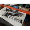 Image 1 : 4 TRIPODS