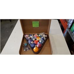 SET OF POOL BALLS WITH TRIANGLE BRIDGE HEAD AND CHALK