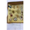 Image 2 : TRAY OF BROOCHES AND NECKLACES