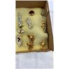 Image 3 : TRAY OF BROOCHES AND NECKLACES