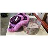 Image 1 : HAT BOX AND PINK FLUFFY HAT