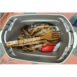 BOX OF VARIOUS ESTATE ITEMS