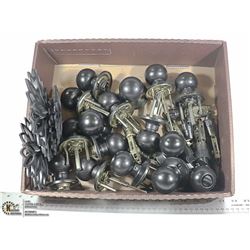 16 DOOR HANDLES AND 5 PIECES OF WALL DECORATION