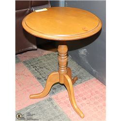 WOODEN END TABLE/ ENTRY TABLE