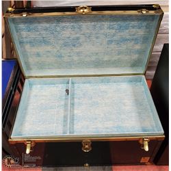 TRUNK WITH KEYS AND LOCK