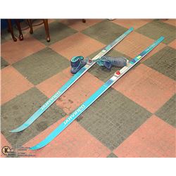 WOMENS CROSS COUNTRY SKIS WITH BOOTS, SIZE 9