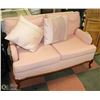 Image 1 : LOVE SEAT AND 2 PILLOWS (PINK)