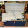 Image 1 : TRUNK WITH TRAY MEASURES 35 X 19.5 . 18.5 INCHES