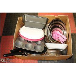 BOX OF BAKING ACCESSORIES INCL. PYREX