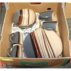 BOX WITH 15-PC HOMETRENDS FLATWARE