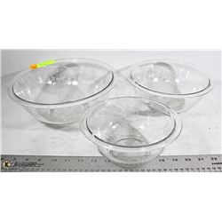 VINTAGE SET OF THREE GLASS PYREX BOWLS
