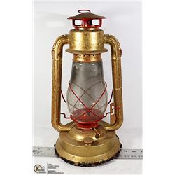 VINTAGE KEROSENE LANTERN 15 IN HIGH. HAS HANDLE