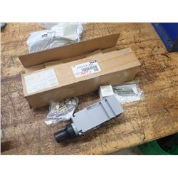 New Parker H2 Com Reg W/ Gage, M/N: PS4137155CP