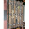 Image 4 : ANTIQUE STEAMER TRUNK